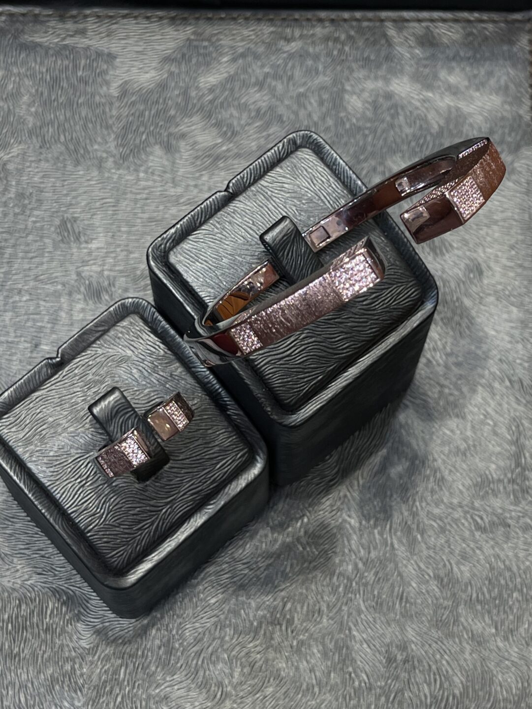 Aluxurious bracelet with a ring