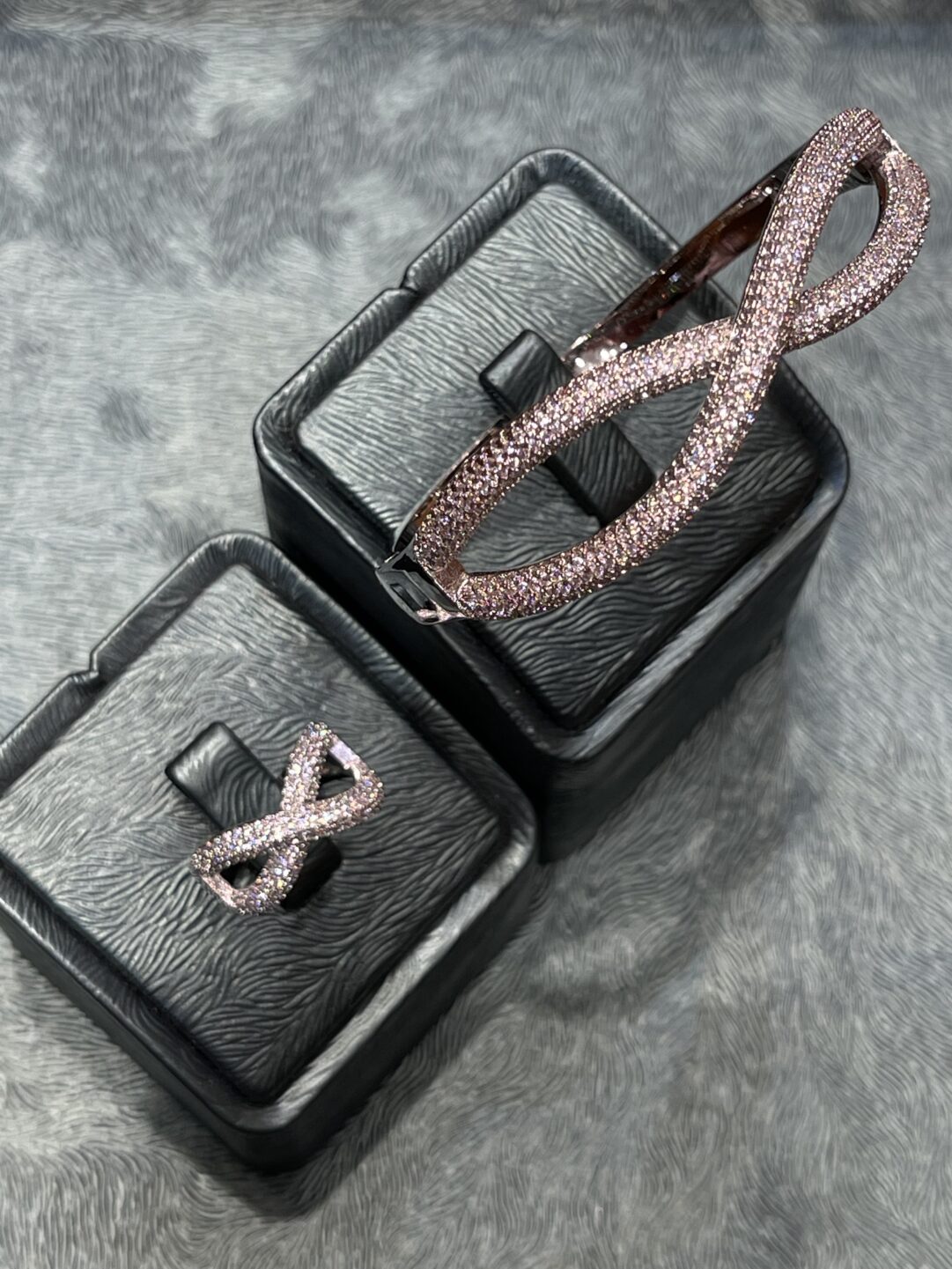 Aluxurious bracelet with a ring