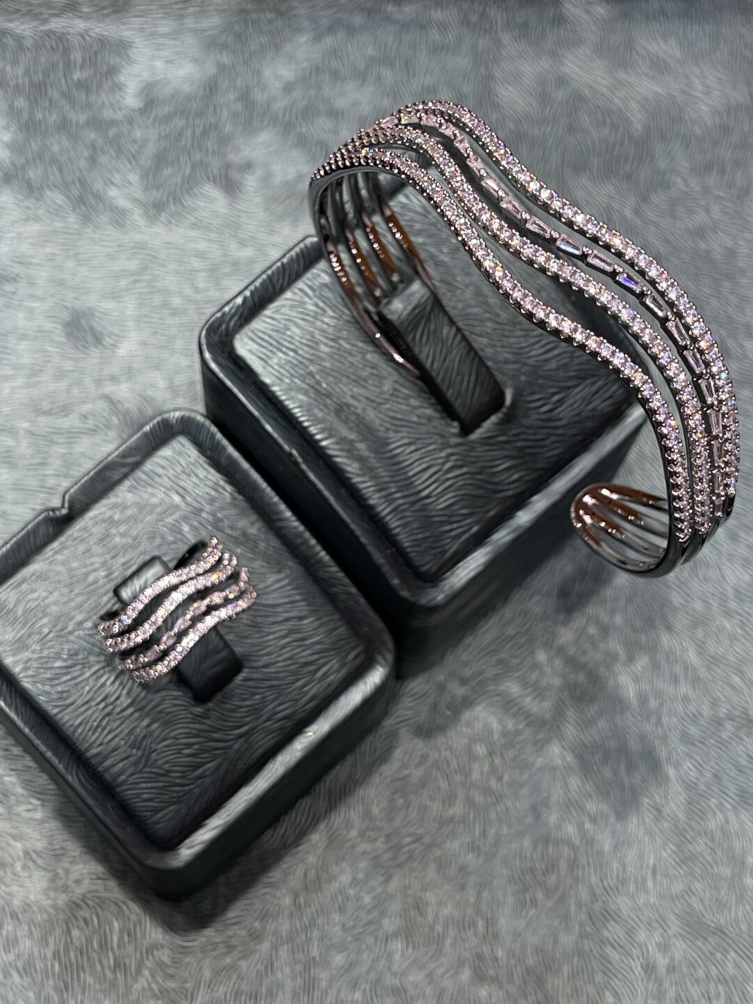 Aluxurious bracelet with a ring