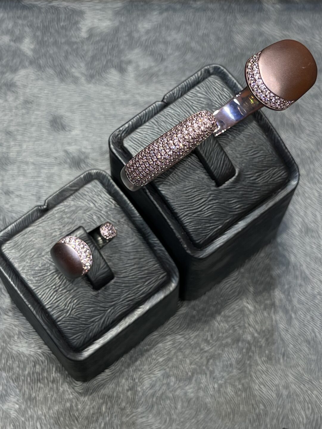 Aluxurious bracelet with a ring