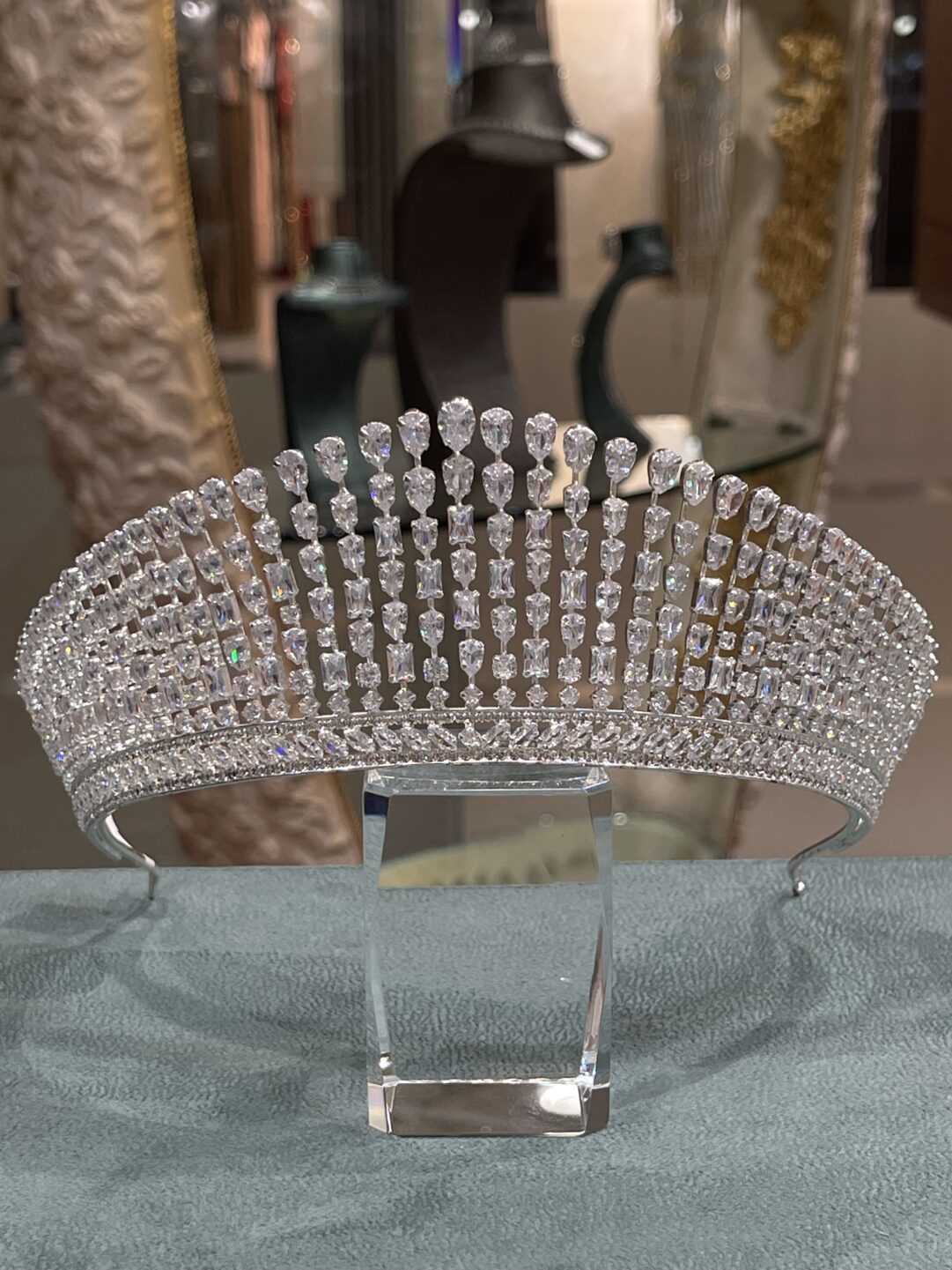 Luxury zircon crown